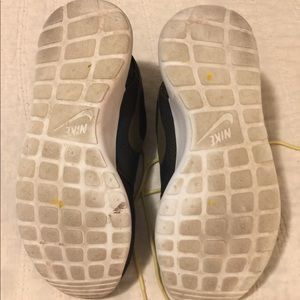Nike Shoes - Nike Roshe Size 7 men’s Nike Shoes - Nike Roshe Size 7 men’s